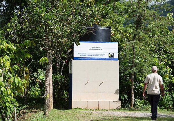 フェアトレードプレミアムを使って建てた貯水槽